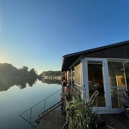 Na Hrote Ostrova Dobrodruzne Byvanie Na Hausbote *