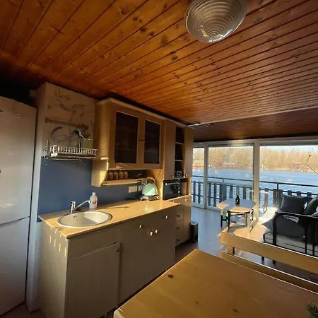 Na Hrote Ostrova Dobrodruzne Byvanie Na Hausbote