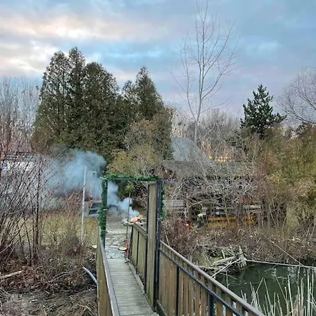 Na Hrote Ostrova Dobrodruzne Byvanie Na Hausbote Botel Pressburg