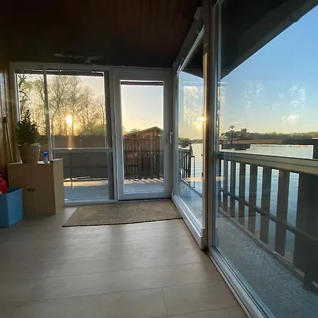 Na Hrote Ostrova Dobrodruzne Byvanie Na Hausbote *