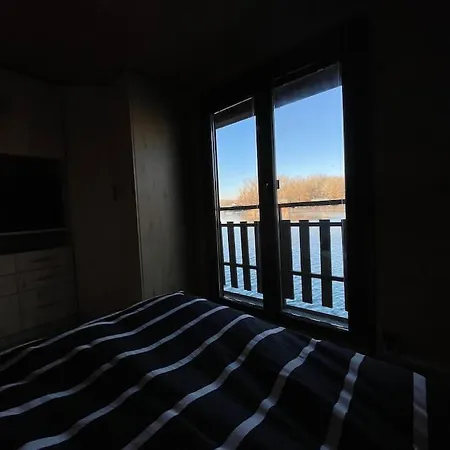 Hotel en barco Na Hrote Ostrova Dobrodruzne Byvanie Na Hausbote