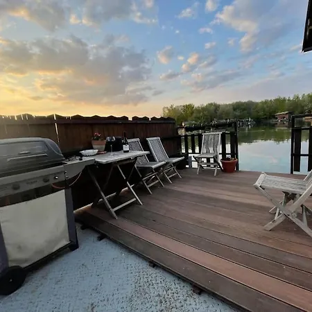 Na Hrote Ostrova Dobrodruzne Byvanie Na Hausbote *