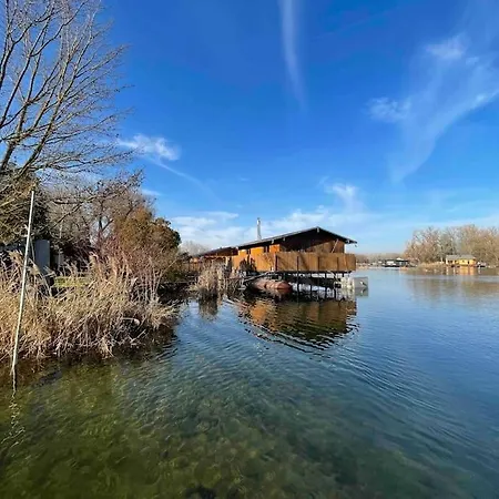 Na Hrote Ostrova Dobrodruzne Byvanie Na Hausbote Bratislava