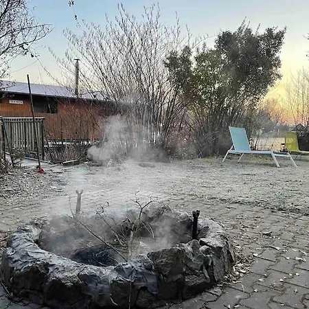 Na Hrote Ostrova Dobrodruzne Byvanie Na Hausbote Botel Pressburg