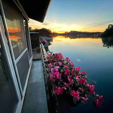 Na Hrote Ostrova Dobrodruzne Byvanie Na Hausbote * Pressburg
