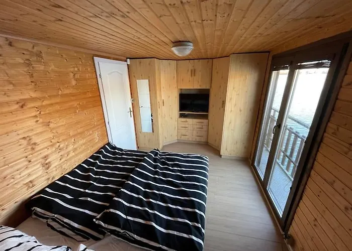 Na Hrote Ostrova Dobrodruzne Byvanie Na Hausbote Úszó hotel *