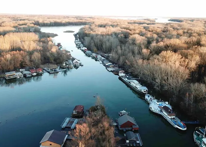 Úszó hotel Na Hrote Ostrova Dobrodruzne Byvanie Na Hausbote *