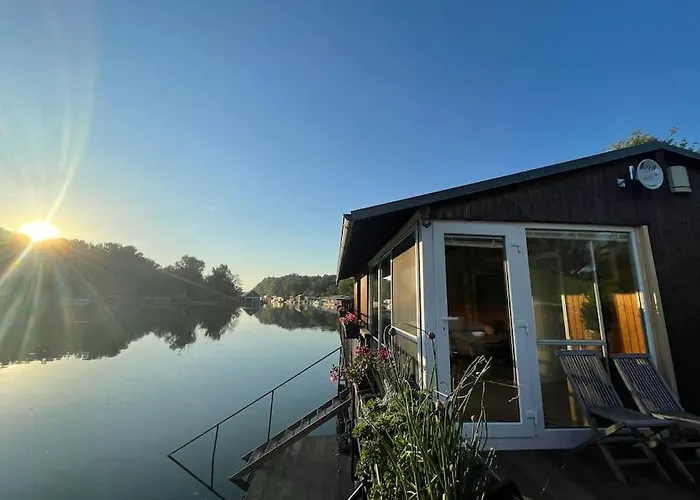 Na Hrote Ostrova Dobrodruzne Byvanie Na Hausbote *