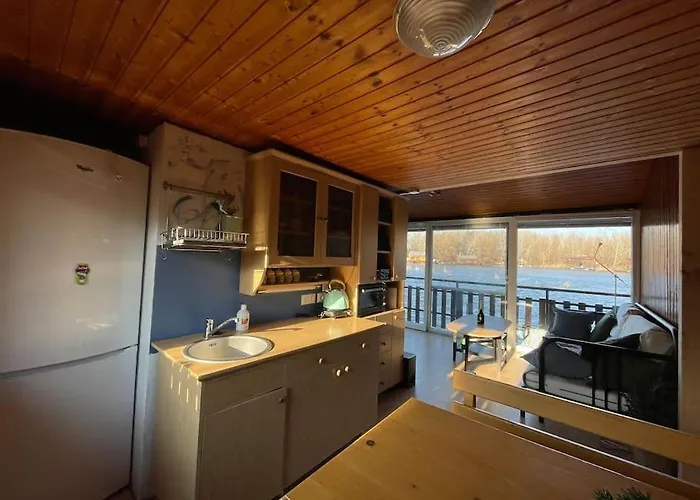 Na Hrote Ostrova Dobrodruzne Byvanie Na Hausbote