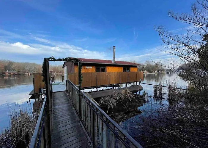 Na Hrote Ostrova Dobrodruzne Byvanie Na Hausbote ספינת מלון