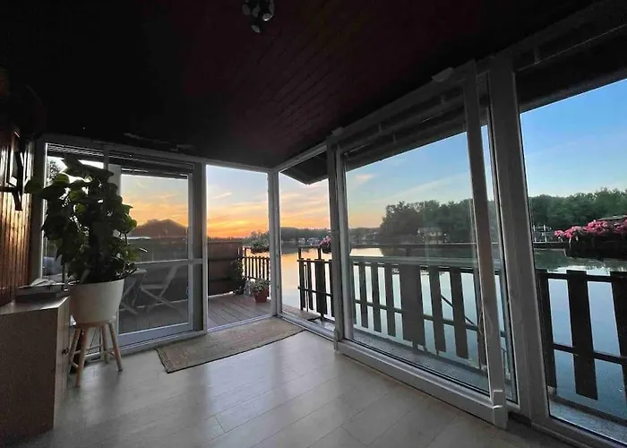 Úszó hotel Na Hrote Ostrova Dobrodruzne Byvanie Na Hausbote