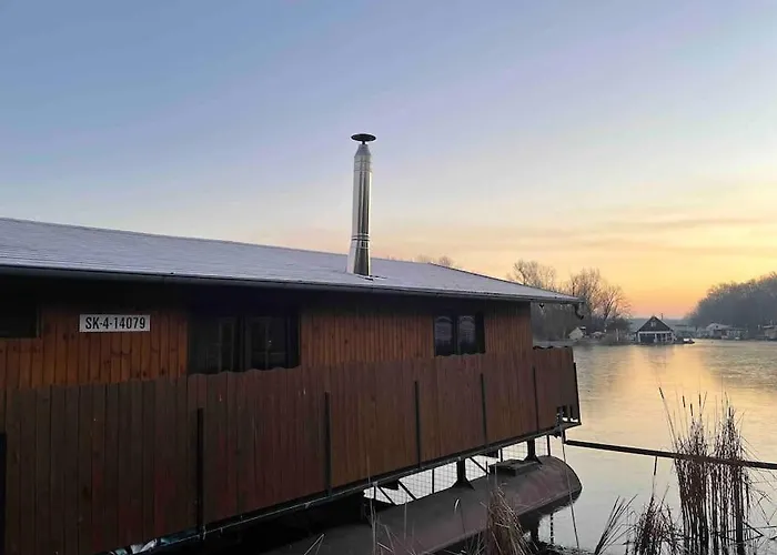 Na Hrote Ostrova Dobrodruzne Byvanie Na Hausbote Úszó hotel *