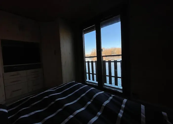 Úszó hotel Na Hrote Ostrova Dobrodruzne Byvanie Na Hausbote