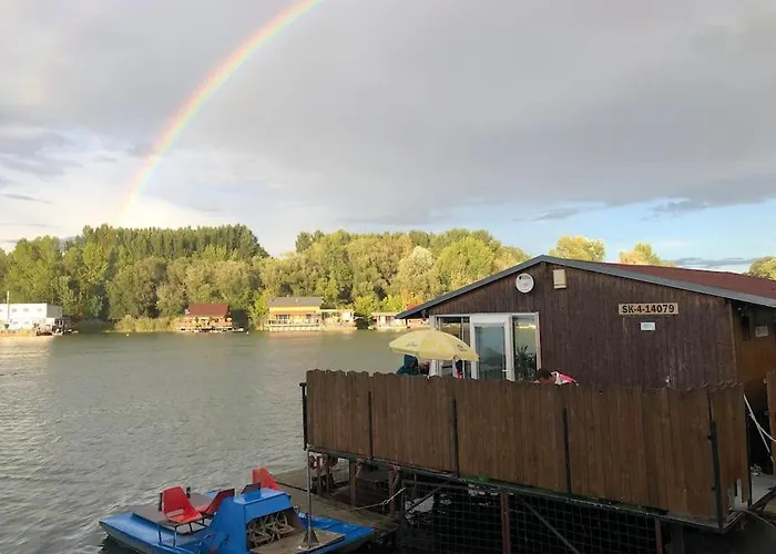 Úszó hotel Na Hrote Ostrova Dobrodruzne Byvanie Na Hausbote *