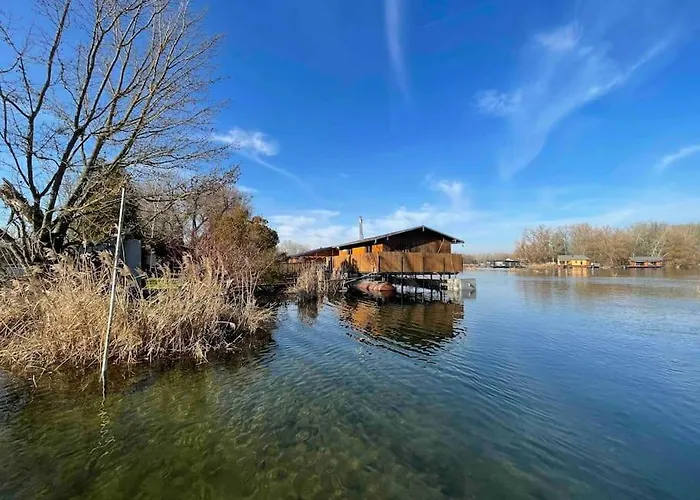 Na Hrote Ostrova Dobrodruzne Byvanie Na Hausbote ברטיסלאבה