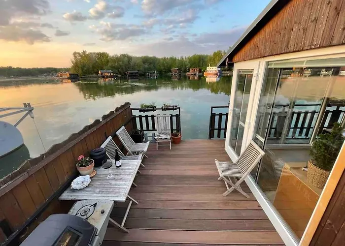 Na Hrote Ostrova Dobrodruzne Byvanie Na Hausbote