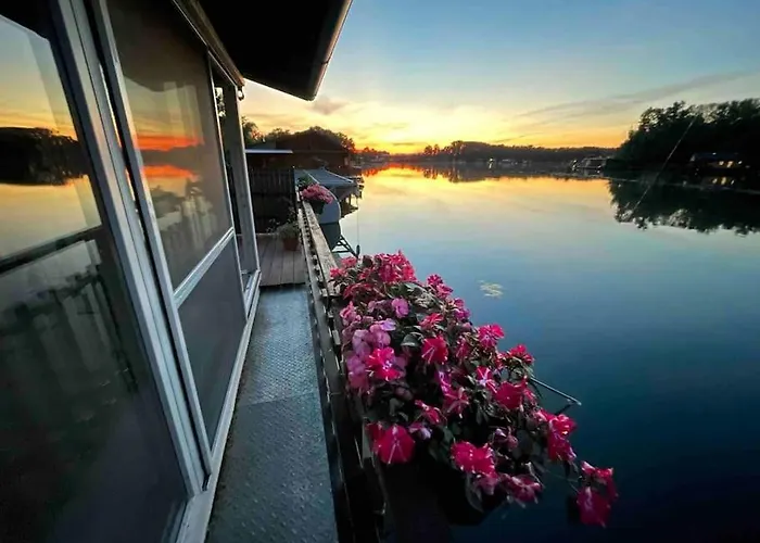 Na Hrote Ostrova Dobrodruzne Byvanie Na Hausbote * ברטיסלאבה