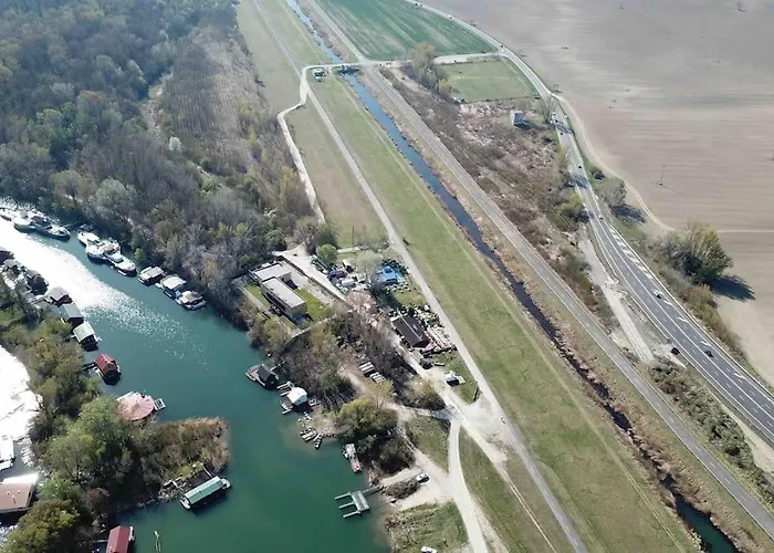 Na Hrote Ostrova Dobrodruzne Byvanie Na Hausbote Úszó hotel *
