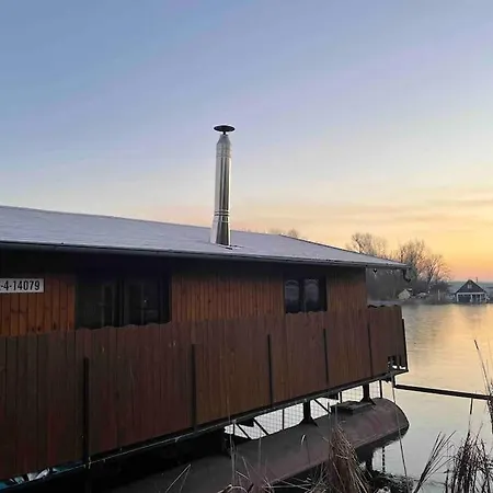 Na Hrote Ostrova Dobrodruzne Byvanie Na Hausbote Ботель *