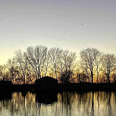Na Hrote Ostrova Dobrodruzne Byvanie Na Hausbote * Братислава