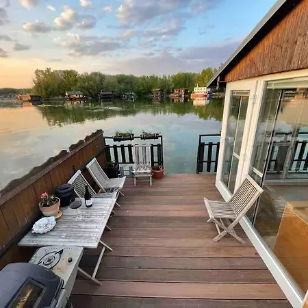 Na Hrote Ostrova Dobrodruzne Byvanie Na Hausbote