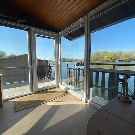 Ботель Na Hrote Ostrova Dobrodruzne Byvanie Na Hausbote *