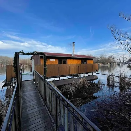 Na Hrote Ostrova Dobrodružné Bývanie Na Hausbóte Bateau-hôtel
