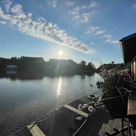Bateau-hôtel Na Hrote Ostrova Dobrodružné Bývanie Na Hausbóte