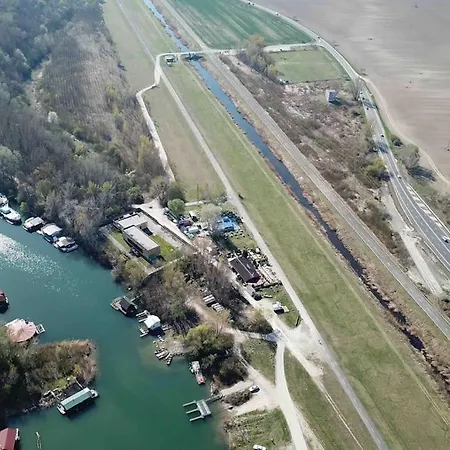 Na Hrote Ostrova Dobrodružné Bývanie Na Hausbóte Bateau-hôtel *